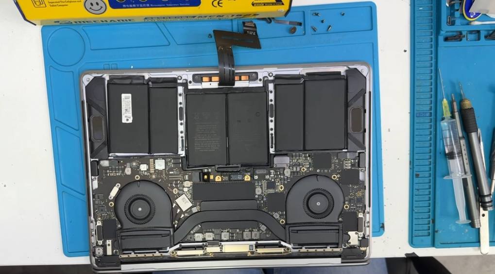Заміна батареї MacBook