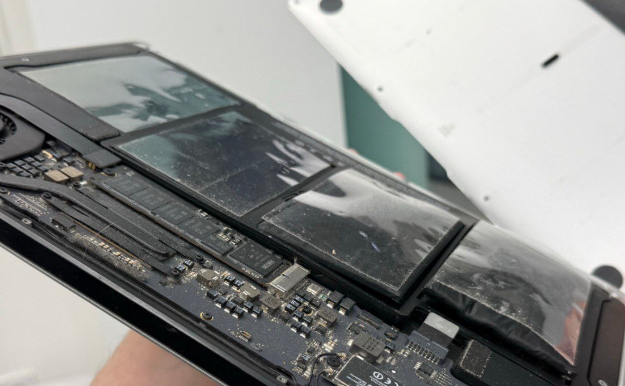 Вздувся акумулятор MacBook, що робити?