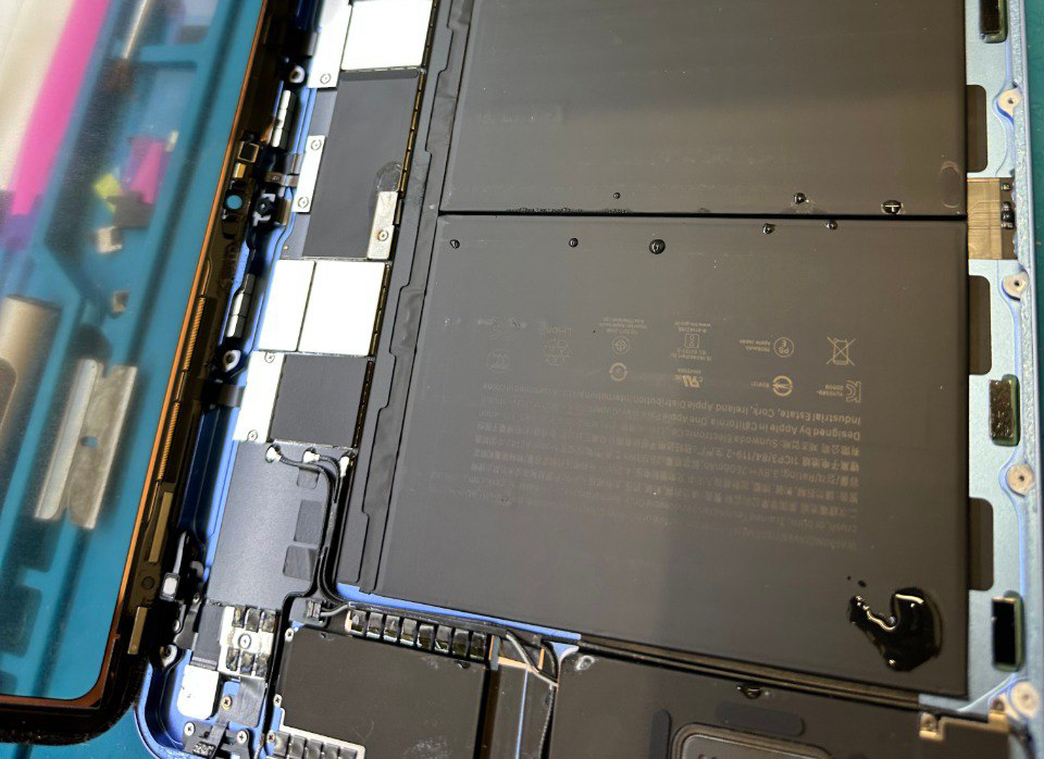 Залитий водою iPad всередині