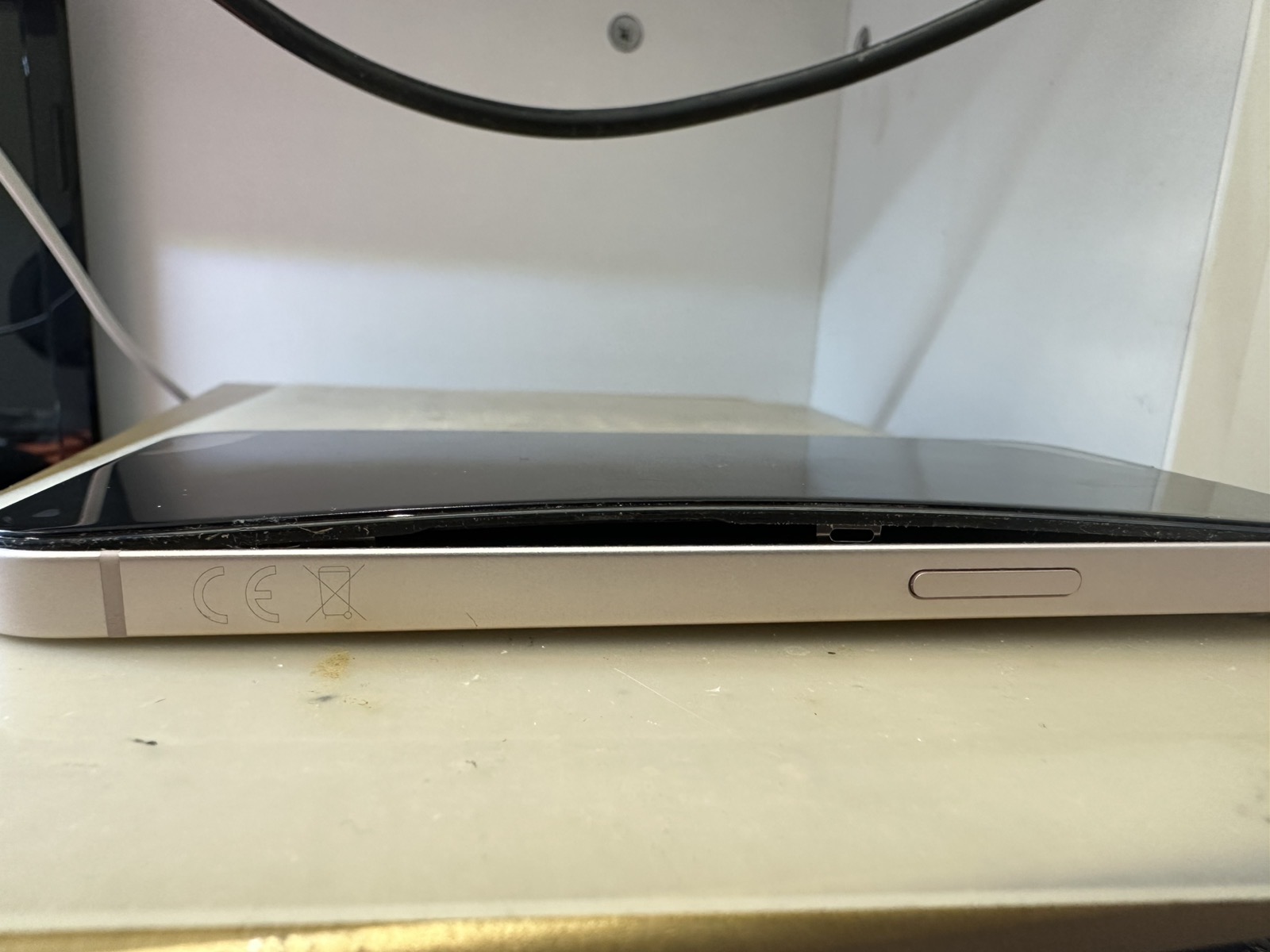 Вздутий iPhone 13