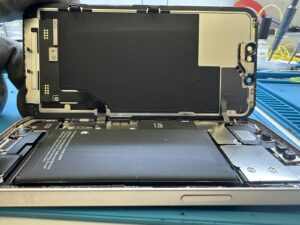 Вздуття акумулятора iPhone 13