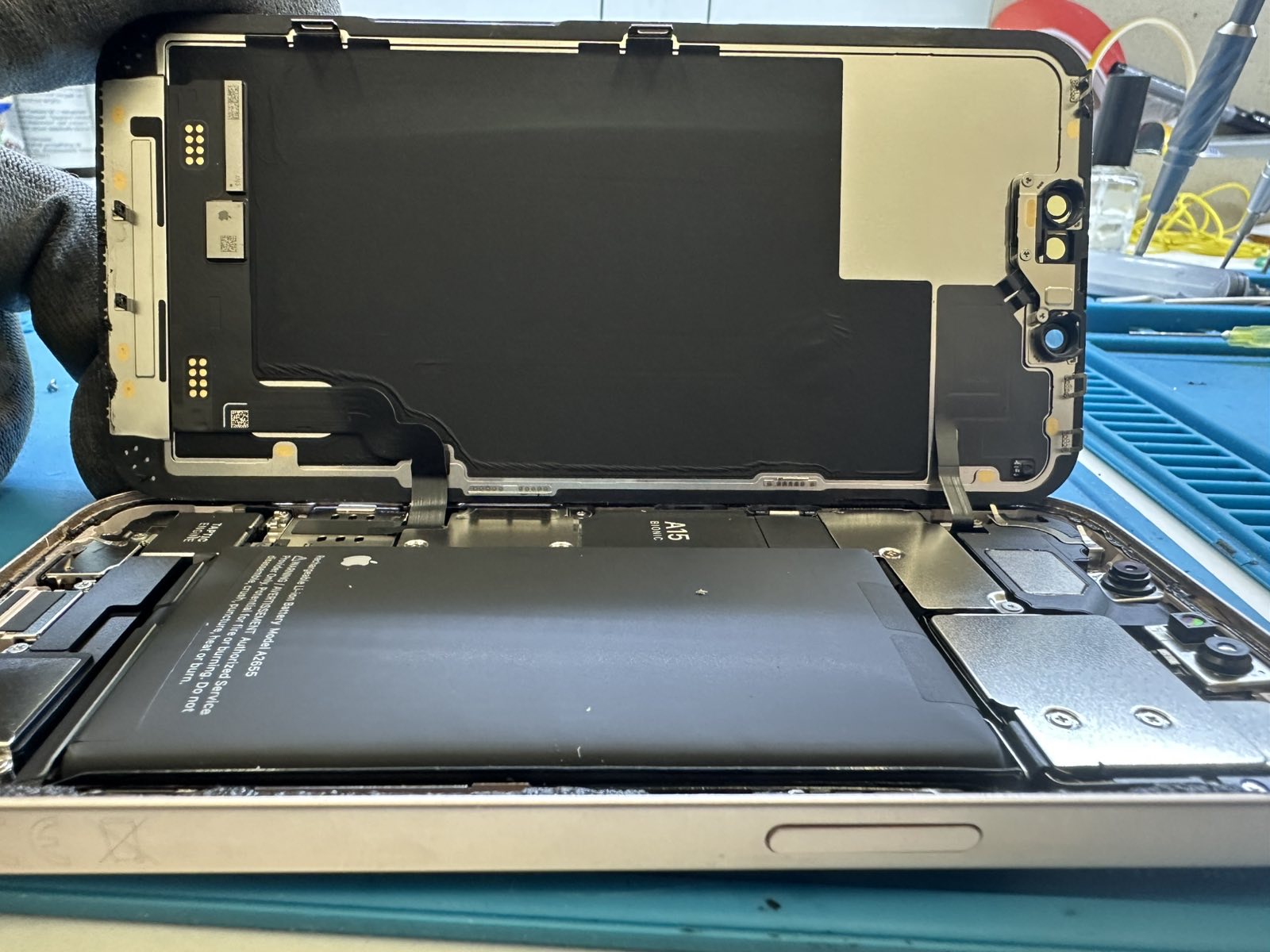 Вздуття акумулятора iPhone 13